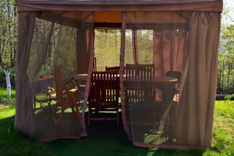 Hardtop Pavillon mit Moskitonetz