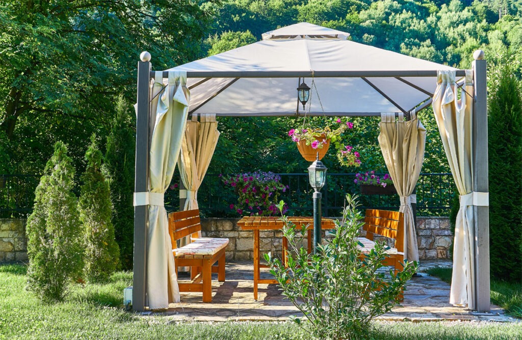 Pavillon auf Stein Terrasse befestigen