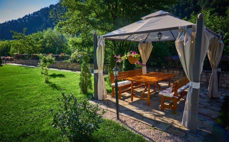 Pavillon auf Terrasse befestigen
